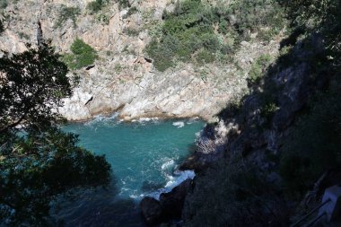 Praiano, Campania, İtalya - 2 Ekim 2022: Torre Grado 'nun küçük körfezinden Amalfi Sahili' ne panoramik bir bakış