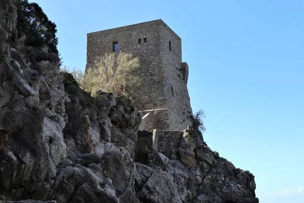 Praiano, Campania, İtalya - 2 Ekim 2022: Vettica Maggiore sahilindeki 16. yüzyıl Torre Grado