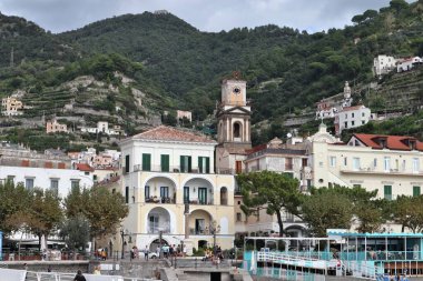 Minori, Campania, İtalya - 1 Ekim 2022: Rıhtımdan köy panoraması