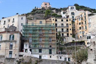 Minori, Campania, İtalya - 1 Ekim 2022: Rıhtımdan köy panoraması