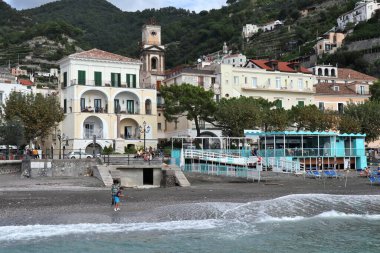 Minori, Campania, İtalya - 1 Ekim 2022: Rıhtımdan köy panoraması