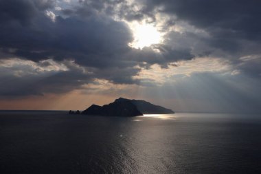 Sahip Lubrense, Campania, İtalya - 20 Mart 2022: Termini 'den Punta Campanella' ya uzanan Via Minerva kıyı yolundan Capri