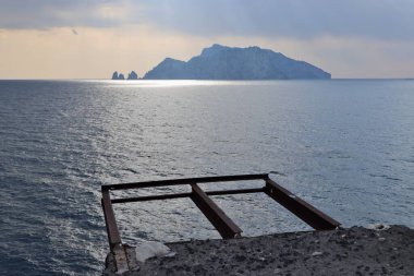 Sahip Lubrense, Campania, İtalya - 20 Mart 2022: Punta Campanella 'nın uç ucundaki Capri Adası