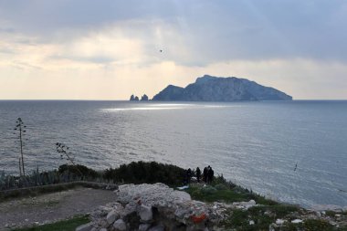 Sahip Lubrense, Campania, İtalya - 20 Mart 2022 Monte Costanzo 'nun tepesinden Punta Campanella' ya inen yürüyüşçüler