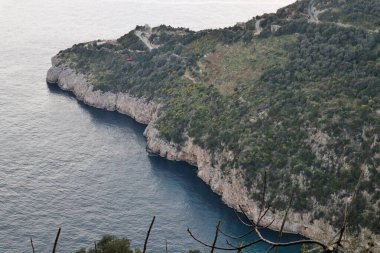 Sahip Lubrense, Campania, İtalya - 20 Mart 2022 Via Minerva kıyı yolundan Mitigliano Körfezi