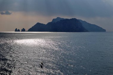 Sahip Lubrense, Campania, İtalya - 20 Mart 2022: Termini 'den Punta Campanella' ya uzanan Via Minerva kıyı yolundan Capri