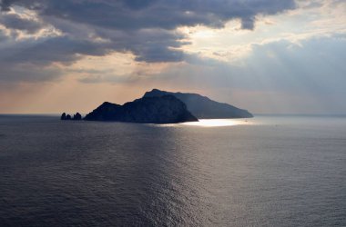 Sahip Lubrense, Campania, İtalya - 20 Mart 2022: Termini 'den Punta Campanella' ya uzanan Via Minerva kıyı yolundan Capri