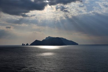 Sahip Lubrense, Campania, İtalya - 20 Mart 2022: Termini 'den Punta Campanella' ya uzanan Via Minerva kıyı yolundan Capri