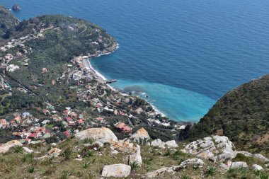 Sahip Lubrense, Campania, İtalya - 20 Mart 2022 Monte Costanzo 'nun tepesinden Marina del Cantone