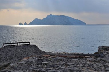 Sahip Lubrense, Campania, İtalya - 20 Mart 2022: Punta Campanella 'nın uç ucundaki Capri Adası