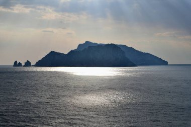 Sahip Lubrense, Campania, İtalya - 20 Mart 2022: Termini 'den Punta Campanella' ya uzanan Via Minerva kıyı yolundan Capri