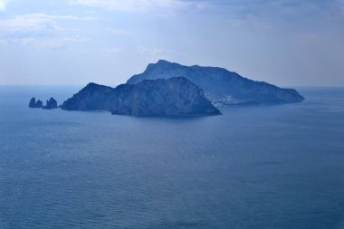Sahip Lubrense, Campania, İtalya - 20 Mart 2022: Punta Campanella 'dan Monte Costanzo' nun tepesine tırmanan Capri Adası