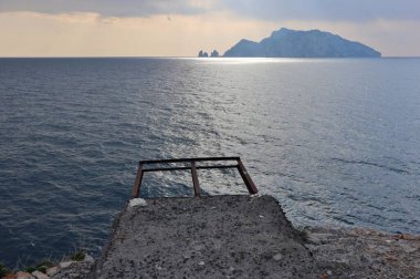 Sahip Lubrense, Campania, İtalya - 20 Mart 2022: Punta Campanella 'nın uç ucundaki Capri Adası