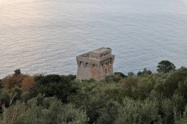 Sahip Lubrense, Campania, İtalya - 20 Mart 2022: Termini 'den Punta Campanella' ya uzanan kıyı yolundan Torre di Fossa Papa