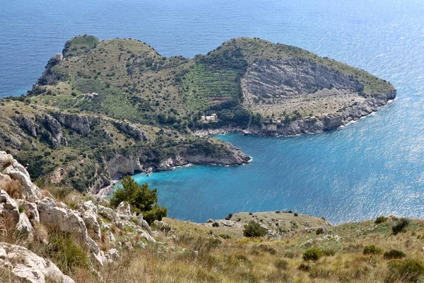 Sahip Lubrense, Campania, İtalya - 20 Mart 2022: Monte Costanzo 'nun tepesinden Ieranto Körfezi