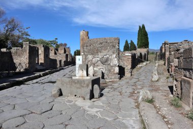Pompeii, Campania, İtalya - 14 Ekim 2021: Pompeii Arkeoloji Parkı Via Consolare