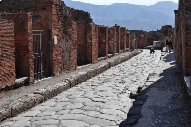 Pompeii, Campania, İtalya - 14 Ekim 2021: Pompeii Arkeoloji Parkı Via Consolare