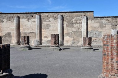 Pompei, Campania, İtalya - 14 Ekim 2021: Pompei Arkeoloji Parkı 'ndaki Pompeian Bazilikası