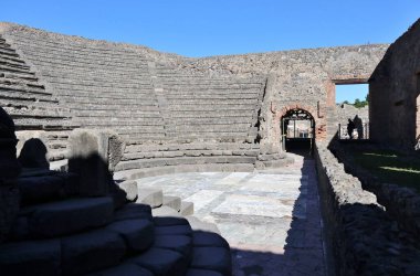 Pompeii, Campania, İtalya - 14 Ekim 2021: Pompeii arkeoloji parkında Teatro Piccolo