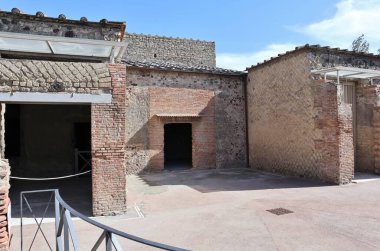 Pompeii, Campania, İtalya - 14 Ekim 2021: Pompei Arkeoloji Parkı 'ndaki antik kentin duvarlarının dışında yer alan bir Roma malikanesi olan Gizemler Villası' nın dışı.