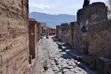 Pompeii, Campania, İtalya - 14 Ekim 2021: Pompeii Arkeoloji Parkı Via Consolare