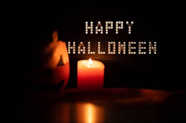 Cadılar Bayramı Parti Gecesi için dekorasyon Baş Jack Balkabağı Çantası Yanan Mum ve Tablet ile Kara Arkaplanda Mutlu Cadılar Bayramı