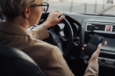 İş Kadını Araba Kullanırken Akıllı Telefon Kullanıyor, Arka Koltuktan Görüntü