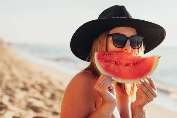 Портрет красивої молодої жінки в капелюсі і сонцезахисних окулярах Обкладинка її посмішки by Slice of Watermelon in Hands — стокове фото