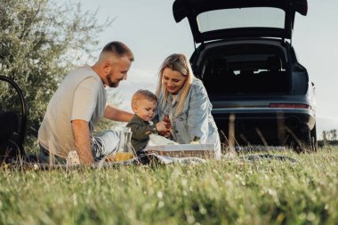 Mutlu Genç Aile, Anne ve Baba ve Küçük Oğlu Açık Hava Pikniği, Hafta sonu Araba Yolculuğu