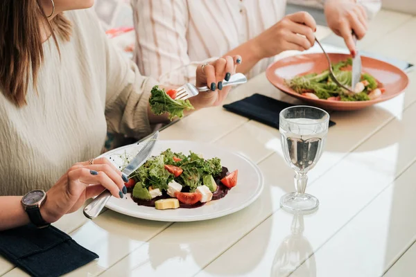 Close Up of Mulheres irreconhecíveis Reunião de Almoço, Comer Salada no Restaurante — Fotografia de Stock