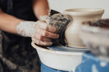 Çömlek Sanatçısı 'nın Kapanışı, Potter Master Tekerlekli Çamur Tenceresi Oluşturuyor