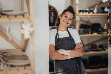 Neşeli Potter 'ın Portresi, Clay Stüdyosunda Kadın Girişimci, Küçük Çömlekçilik İşinin Mutlu Sahibi