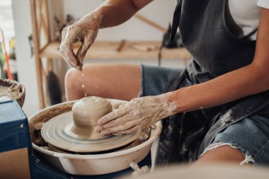 Clay Pot Oluşturma Süreci, Tanımlanamayan Kadın Ustası Stüdyoda Çömlek Çarkı Üzerinde Çalışıyor