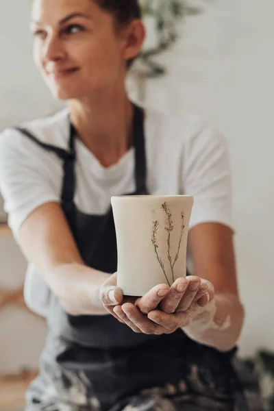 Female Ceramist Artist Holding in Hand a Handmade Crafted Cup — Stock Photo, Image