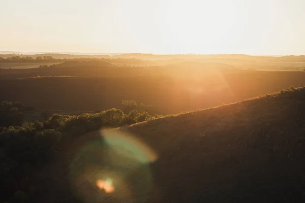 Prachtig panoramisch landschap zonsondergang over de horizon, natuurlijke zonnevlam — Stockfoto