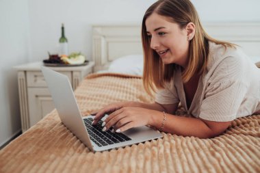 Genç Kafkas Kadın Otel Odasında Yatıyor ve Laptop 'ta çalışıyor, Serbest İşçi