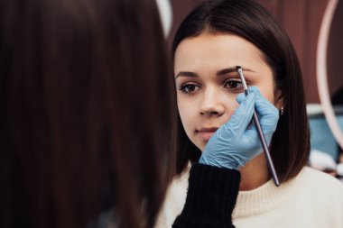 Kadın Ustayı Kapat Müşterinin Kaşlarıyla Çalışıyor, Güzellik Salonundaki Temizlik İşlemleri Sürecinde Genç Kadın