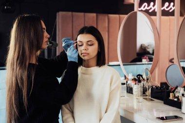 Kadın Efendi, kaşı Genç Kadın 'a, Güzellik Salonu' ndaki Temizlik Prosedürü 'ne uygun hale getiriyor.