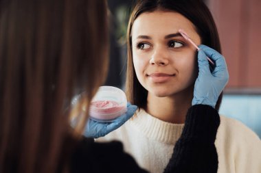 Kadın Efendi, kaşı Genç Kadın 'a, Güzellik Salonu' ndaki Temizlik Prosedürü 'ne uygun hale getiriyor.