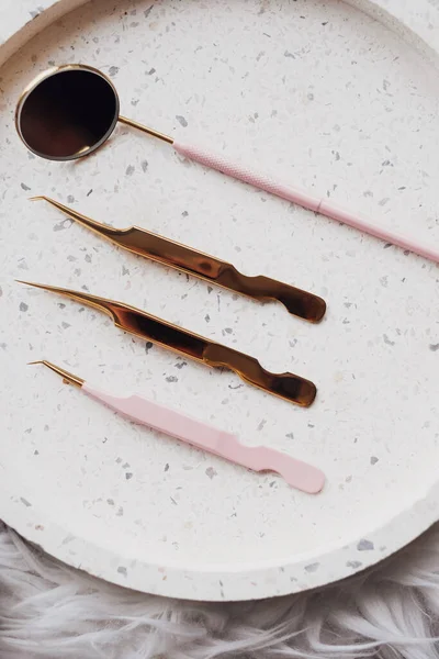 Dikey Kirpiklerin Düzleşmesi Altın Aletler Taş Tablasında