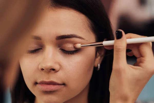 Makyaj Sanatçısı, Müşteri Gözkapağı ile çalışıyor, Güzellik Salonunda Prosedürdeki Genç Kadın — Stok fotoğraf
