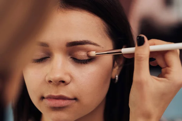 Gros plan Artiste de maquillage travaillant avec la paupière du client, jeune femme à la procédure dans le salon de beauté — Photo