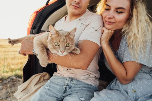 Genç Kadın ve Adam Arabanın Bagajında Evcil Hayvanıyla, Mutlu Çift Kırmızı Kedileriyle Keyifli Yolculuk — Stok fotoğraf