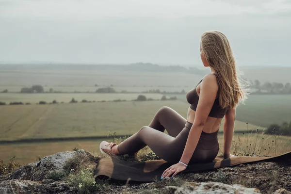 Bir Tepenin Üzerinde Oturan Genç Kadın 'ın Arka Görünümü, Sportif Kız Sunset' te Panoramik Manzaranın Tadını Çıkarıyor