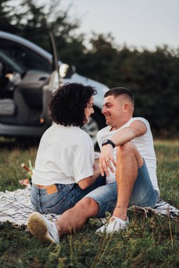 Mutlu Orta Çağ Çifti Açık Hava Pikniği, Erkek ve Kadın Romantik Hafta Sonu