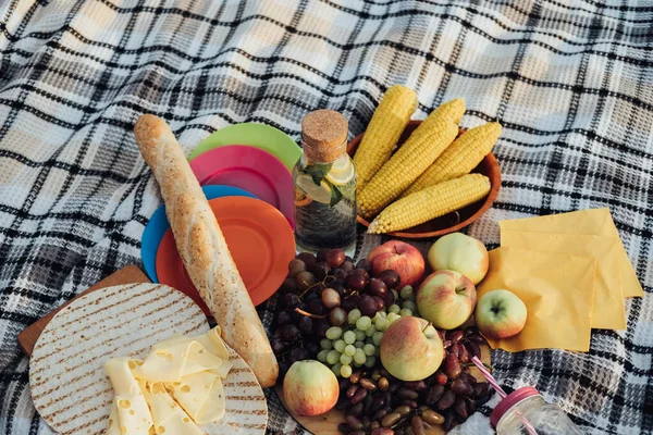 Close Up Zestaw piknik, owoce i lemoniada z Baguette leżał na kratę o zachodzie słońca — Zdjęcie stockowe