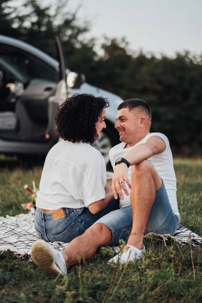 Mutlu Orta Çağ Çifti Açık Hava Pikniği, Erkek ve Kadın Romantik Hafta Sonu — Stok fotoğraf