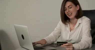 Ofiste Çalışan Kadın Yönetici, Çevrimiçi Alışveriş yapan Genç Kadın Laptop Holding Kredi Kartı