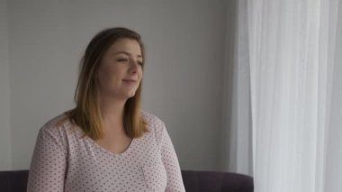 Mutlu Kafkasyalı Hamile Kadın Gül Çiçekleri Buketi 'nin yanında Koca Göbeğini okşuyor