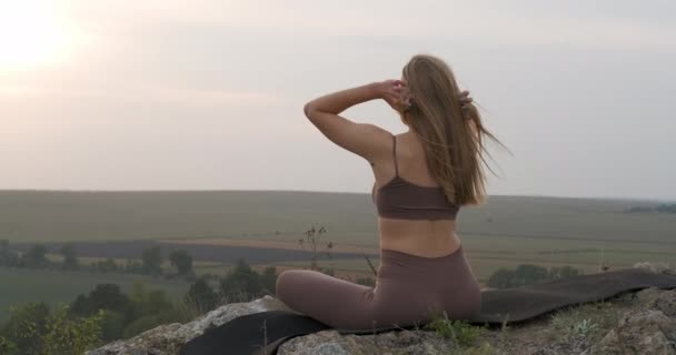 Back View of Young Woman Gyakorló jóga a természet naplementekor, Athletic Girl Meditáló szabadban — Stock videók